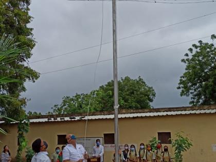 Flag hoisting on the occasion of Vadangali Independence Day | वडांगळी स्वातंत्र्यदिनानिमित्त ध्वजारोहन