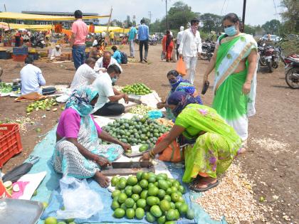 Crowds of housewives in the market to buy carry | कैरी खरेदीसाठी बाजारपेठेत गृहिणींची गर्दी