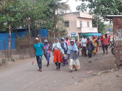  The devotees from the fort rushed to the fort | गडाकडे जाणाऱ्या भाविकांनी वटार परिसर फुलला