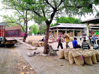 Runners of farmers due to rain | पावसामुळे शेतकऱ्यांची धावपळ