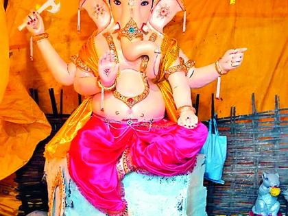 Eco-friendly Ganesh idol without training | प्रशिक्षणाविना साकारली पर्यावरणपूरक गणेशमूर्ती