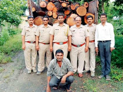 Limit caught in a wooden smuggler | अवैद्य लाकूड तस्करी करणारा ट्रक पकडला