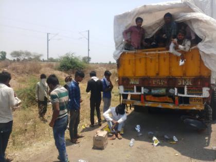  A group of laborers found at the blockade | नाकाबंदीत आढळला मजुरांचा जत्था