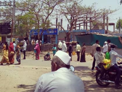 Clients queue in front of banks | बॅँकांसमोर ग्राहकांच्या रांगा