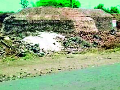 The use of horizontal wood in brick kilns | विटभट्टीवर आडजात लाकडाचा वापर