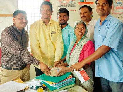 After all, the bank returned the money | अखेर बँकेने पैसे केले परत After all, the bank returned the money | अखेर बँकेने पैसे केले परत