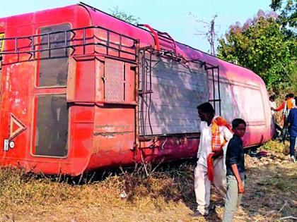 33 passengers injured in Pusala bus accident | पुसदची बस उलटून ३३ प्रवासी जखमी