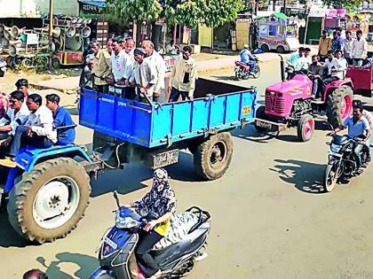 Tractor Front of Dhadkal Bhamiputra on District Cacheri | जिल्हा कचेरीवर धडकला भूमिपुत्रांचा ट्रॅक्टर मोर्चा