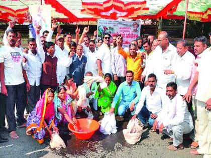  In front of the Collectorate, the clothes were washed by the society | जिल्हाधिकारी कार्यालयासमोर परीट समाजाने धुतले कपडे