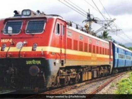 Movement of contract workers in the railway station | रेल्वेस्थानकातील कंत्राटी कामगारांचे आंदोलन