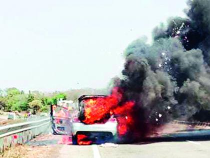 The car caught fire on the Tuljapur road; The family saved the milk of Anyavatmal | तुळजापूर मार्गावर कार धू-धू जळाली; अन् यवतमाळचे दुधे कुटुंबीय बचावले The car caught fire on the Tuljapur road; The family saved the milk of Anyavatmal | तुळजापूर मार्गावर कार धू-धू जळाली; अन् यवतमाळचे दुधे कुटुंबीय बचावले