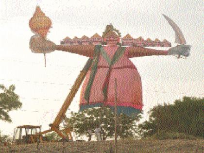 Beed: 50 feet of Ravana raised by crane | बीड : क्रेनने उभा केला ५० फुटी रावण