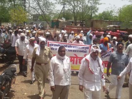 Morcha for water led by former minister Shivajirao Moghe | काँग्रेस माजी मंत्री शिवाजीराव मोघे यांच्या नेतृत्वात घागर मोर्चा