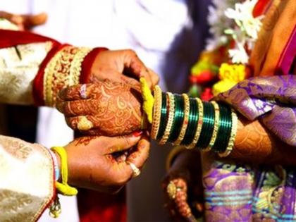 The marriage took place in the office, but in the field | coronavirus; विवाह होता कार्यालयात, पण झाला शेतमळ्यात