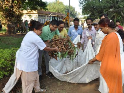 Shamdan made the officials with the municipal commissioners | महापालिका आयुक्तांसह अधिकाऱ्यांनी केले श्रमदान