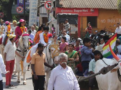 Kolhapur: Rathotsav by Neminath Dingbargyan Temple, large number of Shravak - Shravika participants | कोल्हापूर : नेमीनाथ दिंगबरजैन मंदिरतर्फे रथोत्सव, मोठ्या संख्येने श्रावक - श्राविका सहभागी