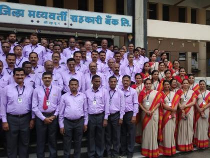 The dress code in Kolhapur district bank, the employees' 'Look' changed | कोल्हापूर जिल्हा बँकेत ड्रेसकोड, कर्मचाऱ्यांचा ‘लूक’ बदलला