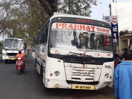 mentally ill person steals private bus, drives away and caused stir on road | परतवाड्यात माथेफिरूने पळविली खासगी प्रवासी बस