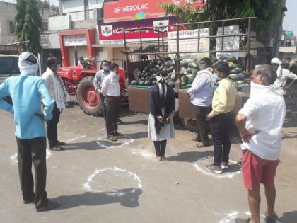 Sell watermelon directly to consumers through Farmer Savings Group! | शेतकरी बचत गटामार्फत ग्राहकांना थेट टरबूज-खरबुजांची विक्री!