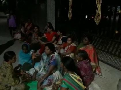 Women Waking up overnight for avoid a liquor shop | दारूचे दुकान होऊ नये यासाठी महिलांचे रात्रभर जागरण