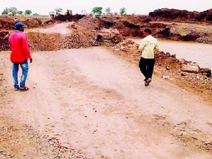 The Ambala Nala on the Asara-Daryapur road was swept away | आसरा-दर्यापूर मार्गावरील अंबाळा नाल्यावरचा रपटा गेला वाहून The Ambala Nala on the Asara-Daryapur road was swept away | आसरा-दर्यापूर मार्गावरील अंबाळा नाल्यावरचा रपटा गेला वाहून
