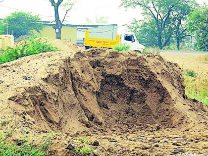 Illegal sand storage in open space | खुल्या जागेवर अवैध रेती साठवण