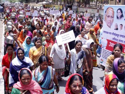 NCP's Akrosh Handa Morcha in Beed | बीडमध्ये राष्ट्रवादीचा आक्रोश हंडा मोर्चा