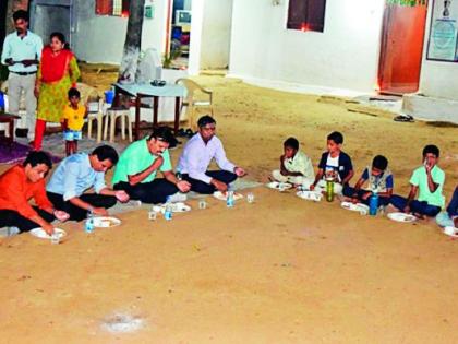 District Collector celebrates Diwali with children in the orphanage | अनाथाश्रमात मुलांसोबत जिल्हाधिकाऱ्यांनी केली दिवाळी साजरी