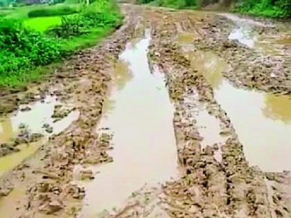 Even after seven decades, the road is muddy | सात दशकांनंतरही रस्ता चिखलाने माखलेला Even after seven decades, the road is muddy | सात दशकांनंतरही रस्ता चिखलाने माखलेला