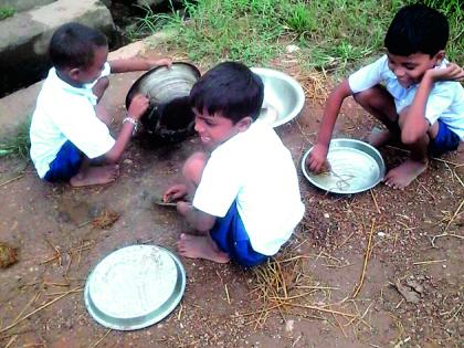 Students eating nutritious food utensils | पोषण आहाराची भांडी घासतात विद्यार्थी