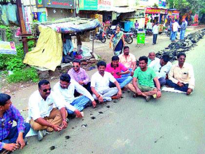 Road work is closed | रस्त्याचे काम पाडले बंद