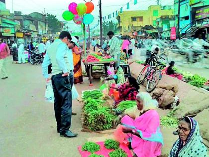 The difficulty of traffic on the road by encroachment | रस्त्यावरील अतिक्रमणाने वाहतुकीस अडचण