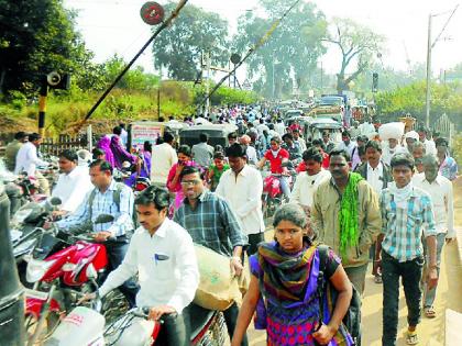 Fill the path of the flight bridge | उड्डाण पुलाचा मार्ग मोकळा