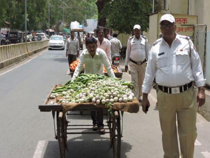 Barrier to traffic in Dhule, 15 truckloads in possession | धुळ्यात वाहतुकीस अडथळा, १५ लोटगाड्या ताब्यात