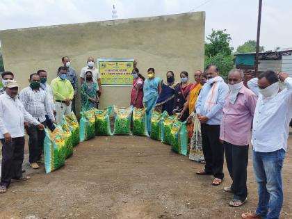 Distribution of soybean seeds to farmers at Mohgaon | मोहगाव येथे शेतकऱ्यांना सोयाबीन बियाणे वाटप