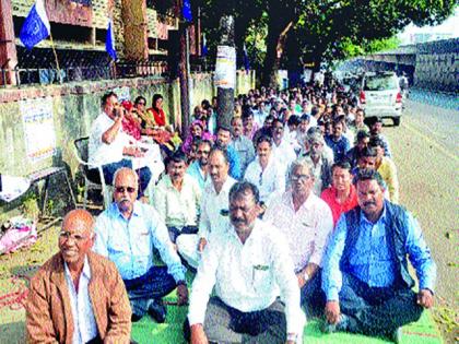 Demonstrations of backward class staff | मागासवर्गीय विद्युत कर्मचाऱ्यांची निदर्शने