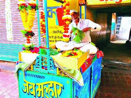 Flower sales to Nandgaon declined; Producers worried | नांदगावला फुलांची विक्र ी घटली; उत्पादक चिंतेत