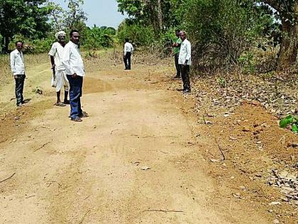 New road by showing the mooroom on the old road | जुन्या रस्त्यावर मुरूम टाकून दाखविला नवीन रस्ता