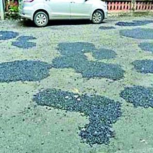 1300 kms of road potholes | १३०० किमीचे रस्ते खड्ड्यात