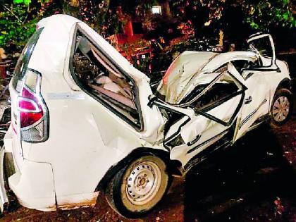 Speedy vehicle hits a tree; Two young men serious | भरधाव वाहनाची झाडाला धडक; दोन युवक गंभीर Speedy vehicle hits a tree; Two young men serious | भरधाव वाहनाची झाडाला धडक; दोन युवक गंभीर