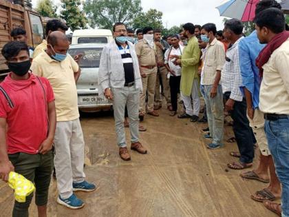 Prahar on the road in relation to the remoteness of the highway | महामार्गाच्या दूरवस्थेसंदर्भात प्रहार रस्त्यावर