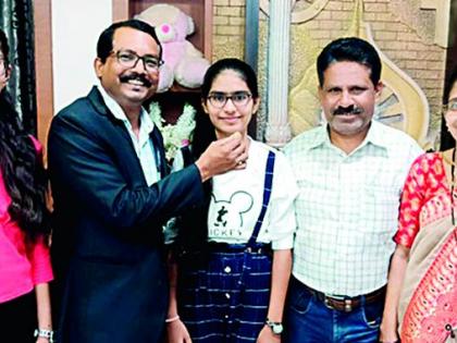 Nakshatra of Gujarati National High School tops the district | गुजराती नॅशनल हायस्कूलची नक्षत्रा जिल्ह्यात अव्वल