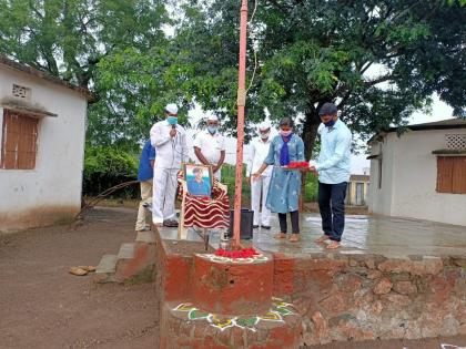 Flag hoisting at the hands of brothers and sisters in the army | सैन्यदलातील बहीण-भावाच्या हस्ते ध्वजारोहण