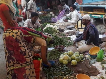 Vegetable prices again dropped again in the week-long market | आठवडी बाजारात भाजीपाल्याचे दर पुन्हा घसरले