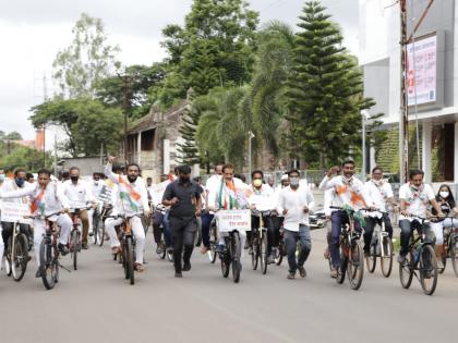 Prithviraj Chavan's cycle rally against fuel price hike in Karhad! | कऱ्हाडमध्ये इंधन दरवाढ विरोधात पृथ्वीराज चव्हाण यांची सायकल रॅली !