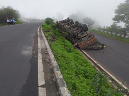 Dense fog overturns truck in Kasara Ghat | दाट धुक्यामुळे कसारा घाटात ट्रक उलटला