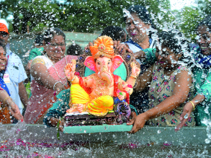 Kolhapur 3 lakh Ganesh idol donations, 100 tons Nirmalya deposits | कोल्हापूर जिल्ह्यात ३ लाख गणेशमूर्ती दान, १०० टन निर्माल्य जमा