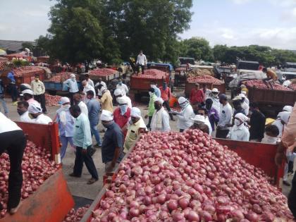 Falling prices due to lack of demand; Hitting onion growers | मागणीअभावी दरात घसरण; कांदा उत्पादकांना फटका