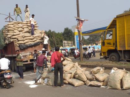 Traffic jam due to falling sacks in Manmad truck | मनमाडला ट्रकमधील गोण्या पडल्याने वाहतूक कोंडी