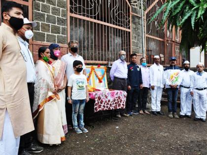 Flag hoisting by a player at Chhatre Vidyalaya | छत्रे विद्यालयात खेळाडूच्या हस्ते ध्वजारोहण